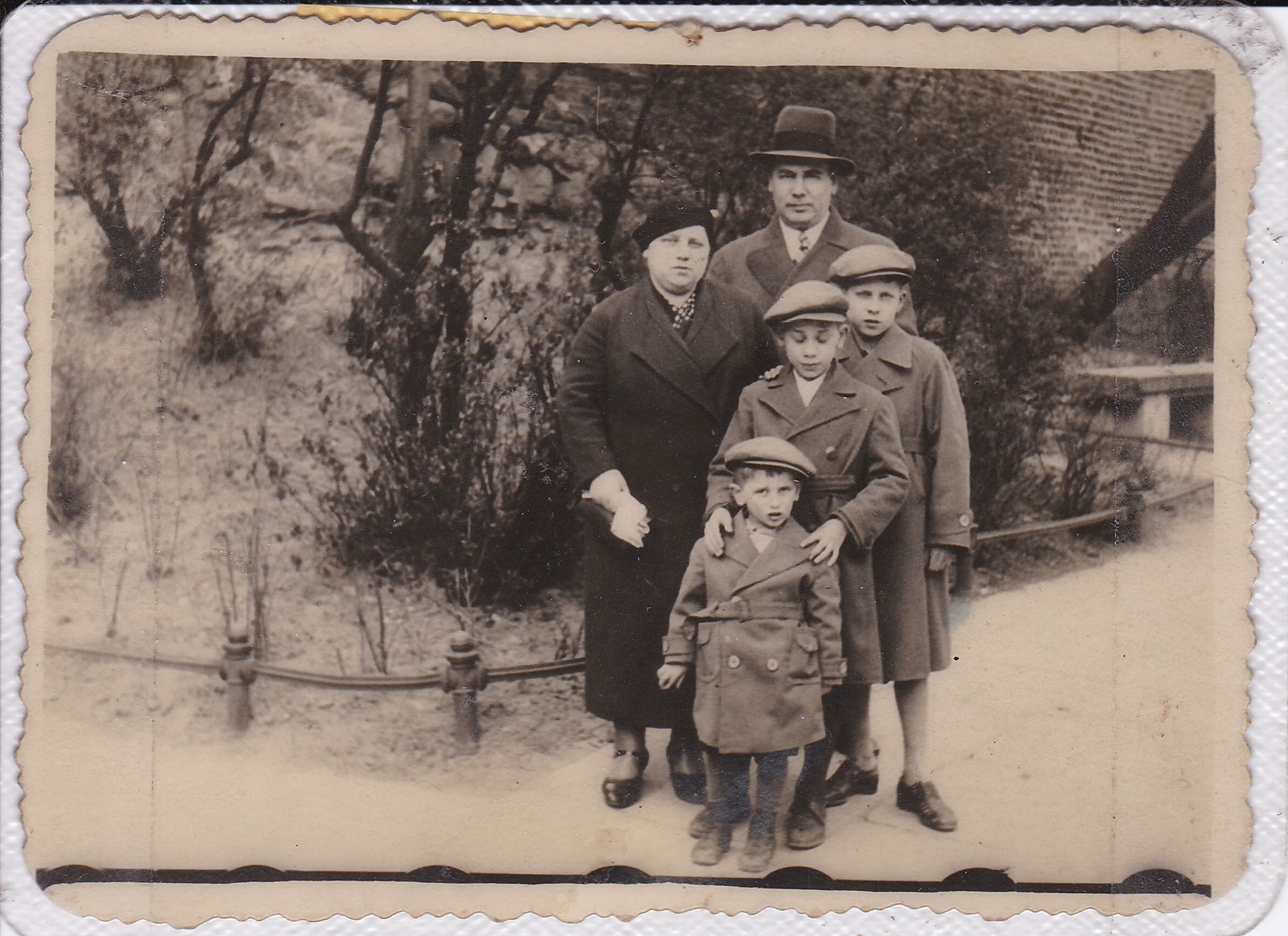 mBrian 1933 Poznan with his parents Sarah and Pesah and brothers David Dadek and Eugene Genko