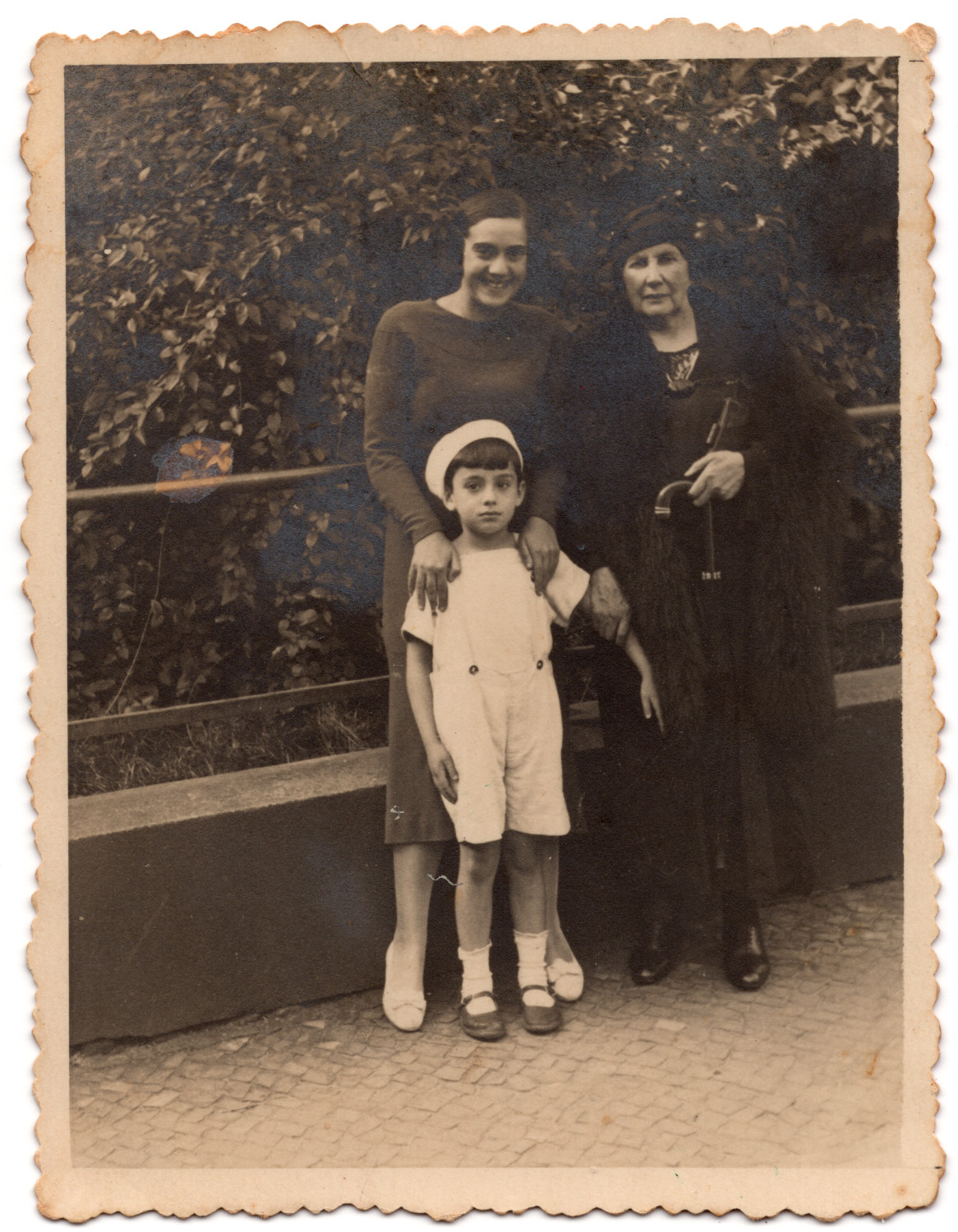 08a Sara Sonnabend z wnukami Chawą i Naftalim do 1938